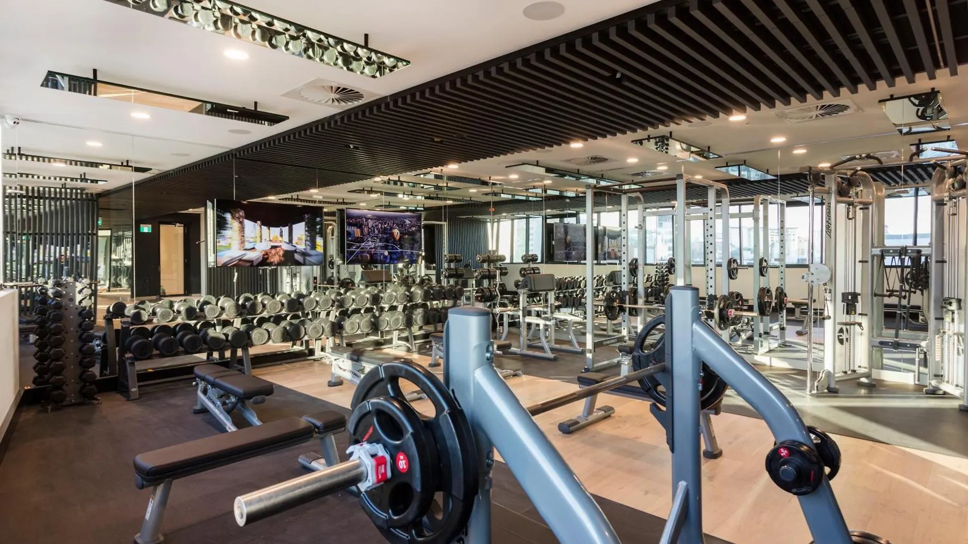 Central Valley Pad With Infinity Pool, Gym And Office! Brisbane 0*,  Australia