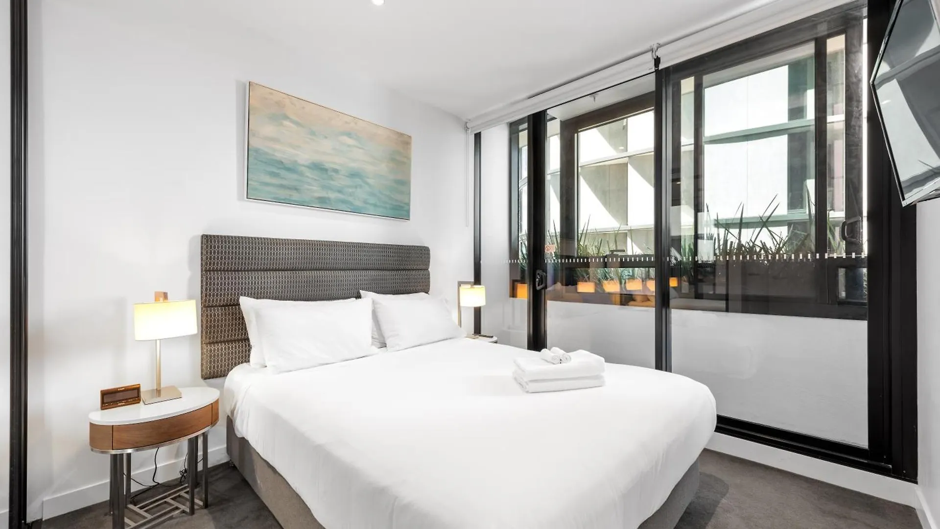 Central Valley Pad With Infinity Pool, Gym And Office! Brisbane Australia