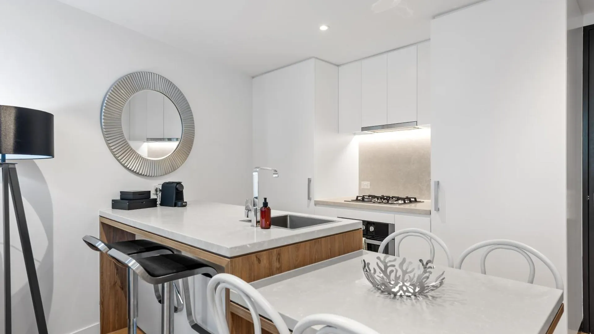 Apartment Central Valley Pad With Infinity Pool, Gym And Office! Brisbane Australia