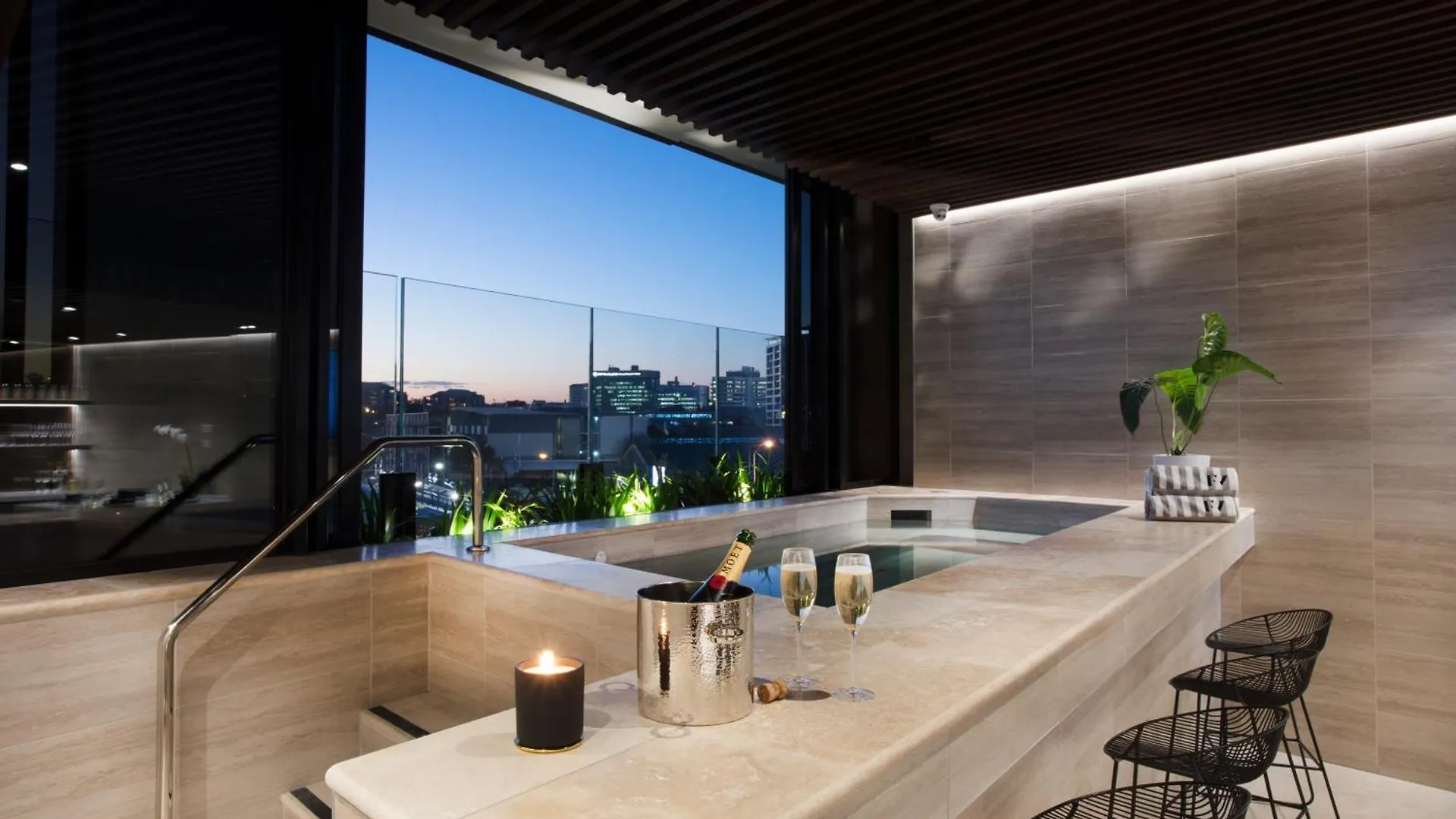 Central Valley Pad With Infinity Pool, Gym And Office! Brisbane Apartment
