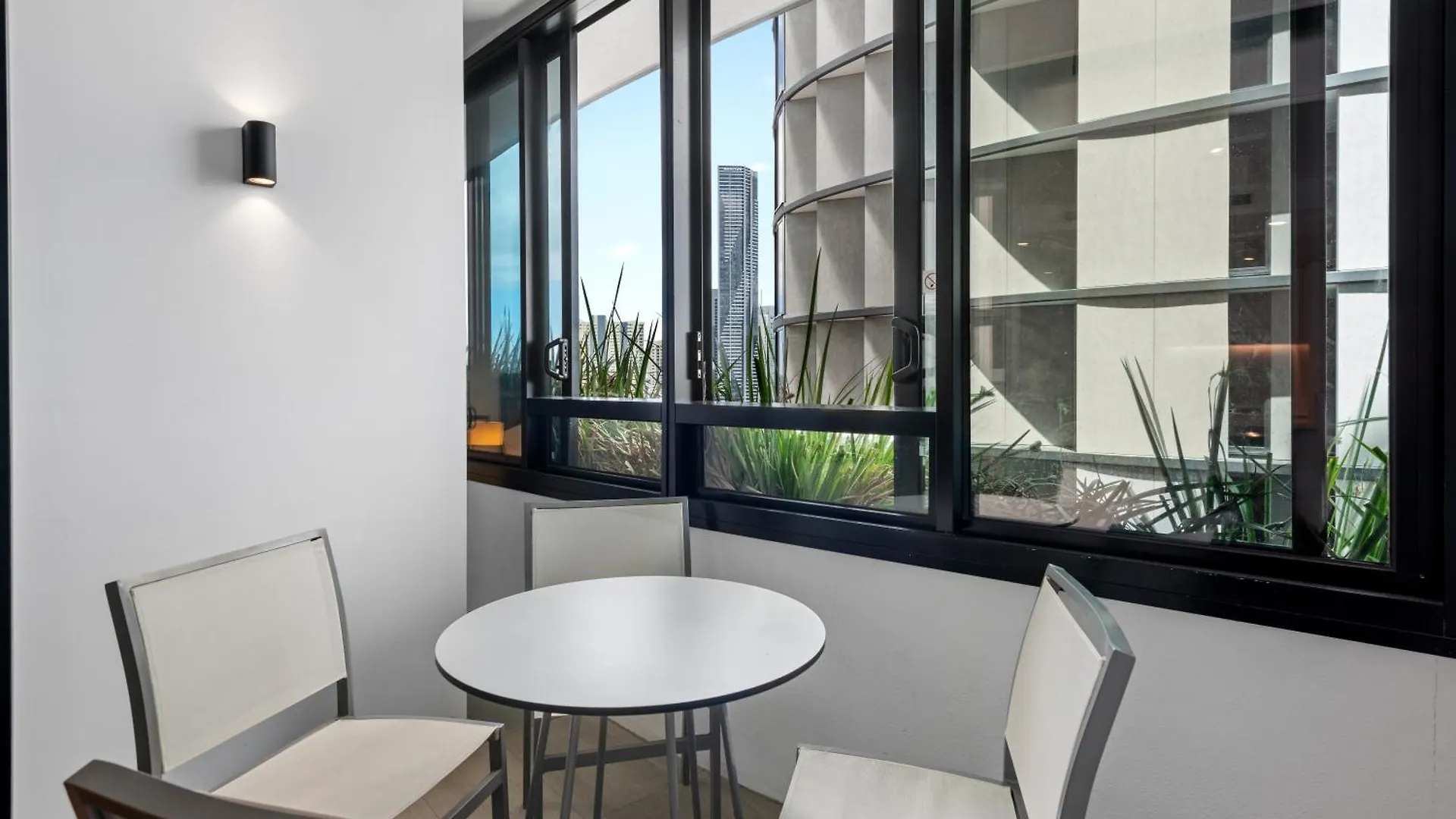 Apartment Central Valley Pad With Infinity Pool, Gym And Office! Brisbane