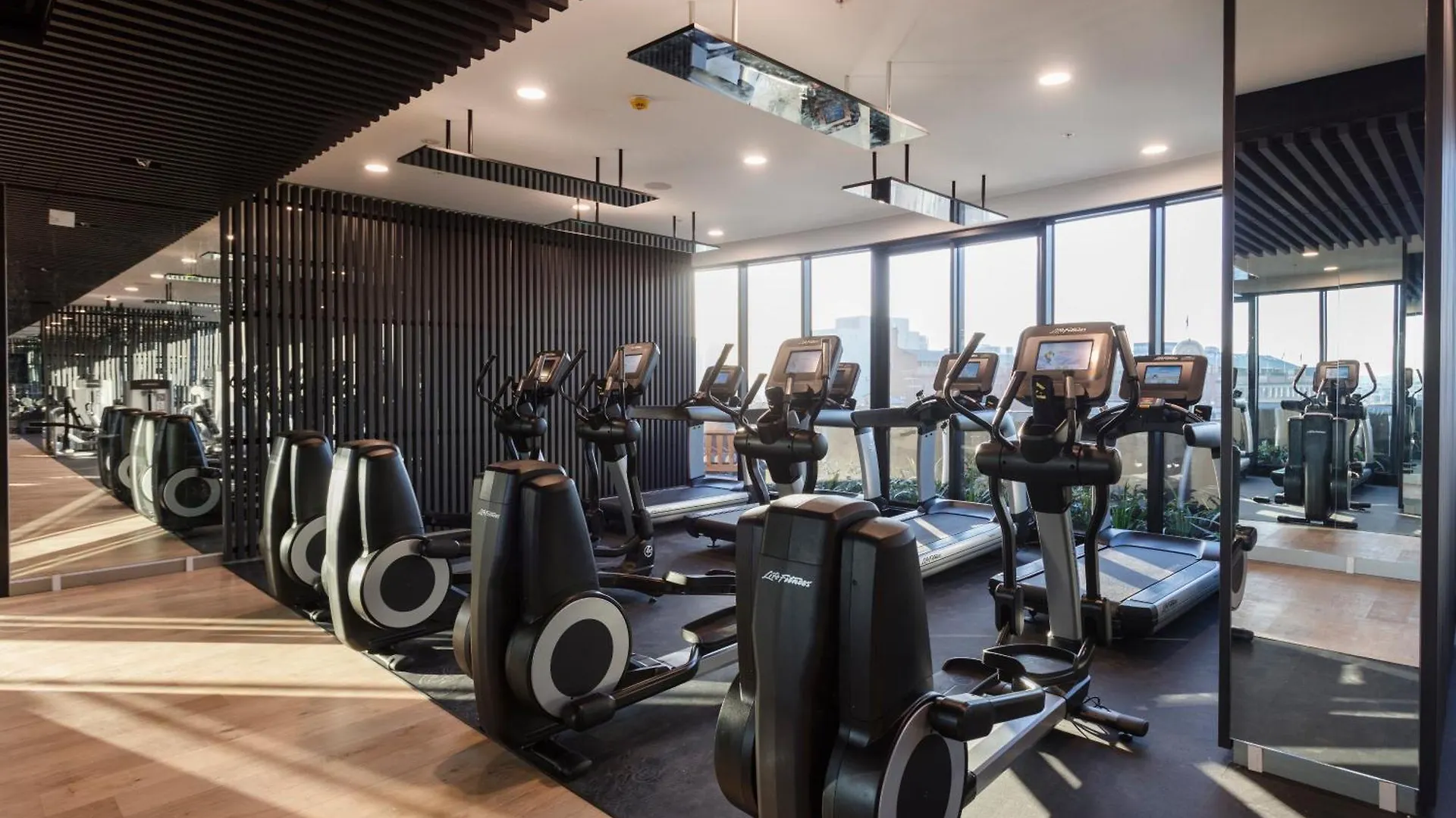 Apartment Central Valley Pad With Infinity Pool, Gym And Office! Brisbane