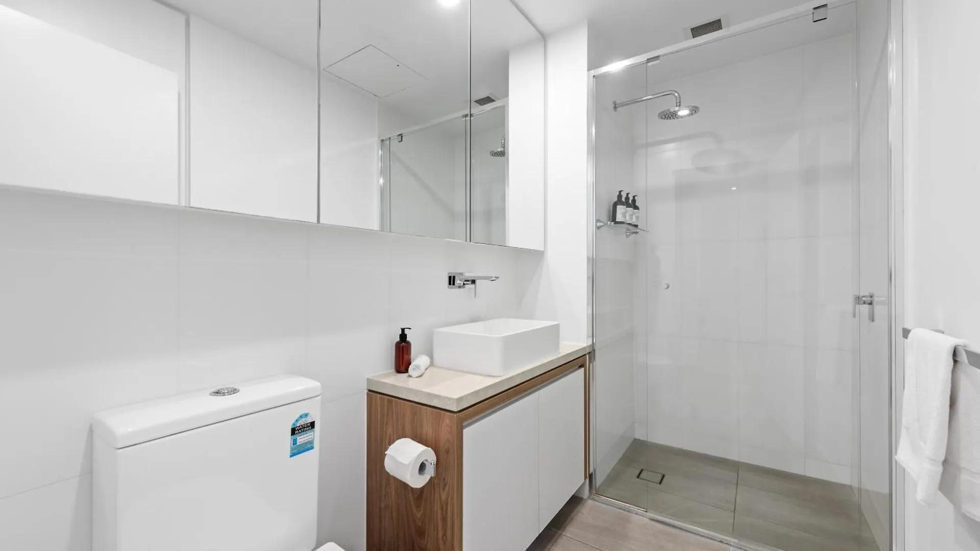 Central Valley Pad With Infinity Pool, Gym And Office! Brisbane Apartment