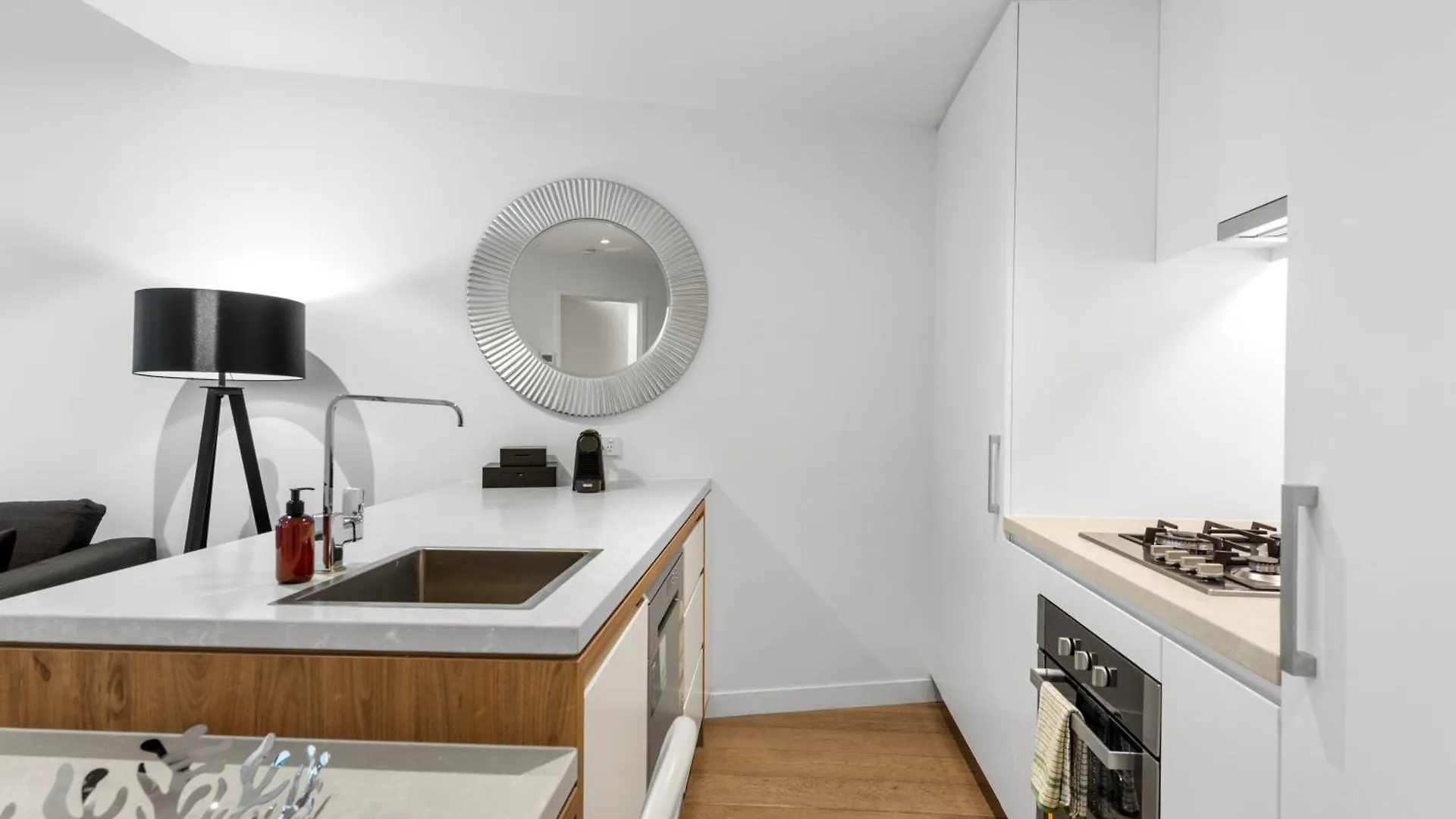 Central Valley Pad With Infinity Pool, Gym And Office! Brisbane