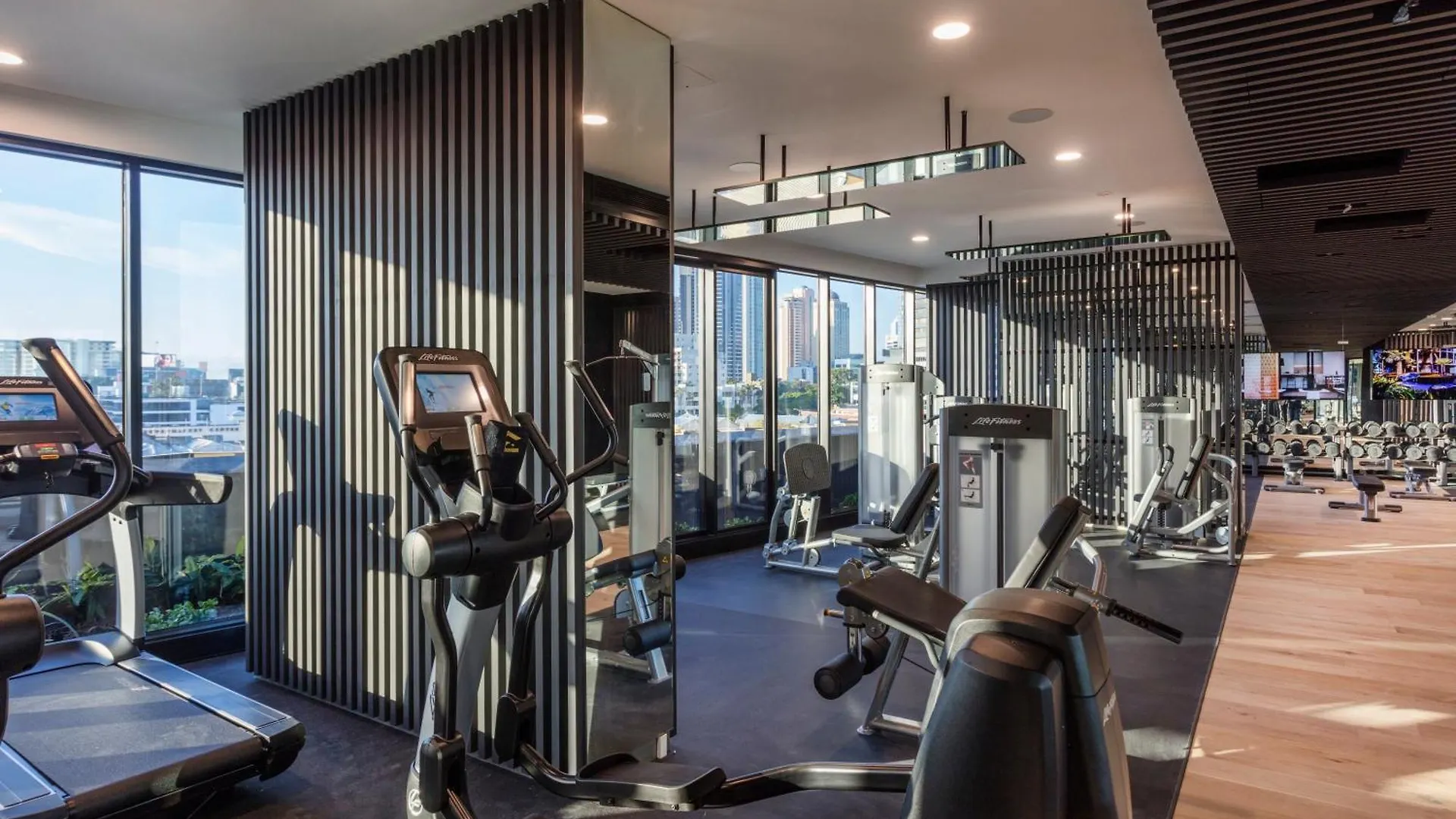 Central Valley Pad With Infinity Pool, Gym And Office! Brisbane 0*,